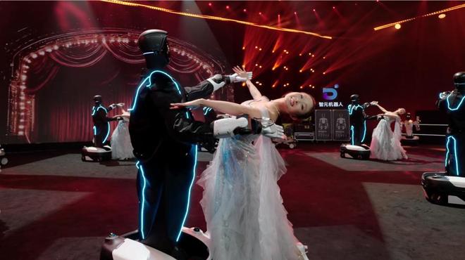 超200台机器人上海登台“机器人春晚”今年春节同款可上门拜年